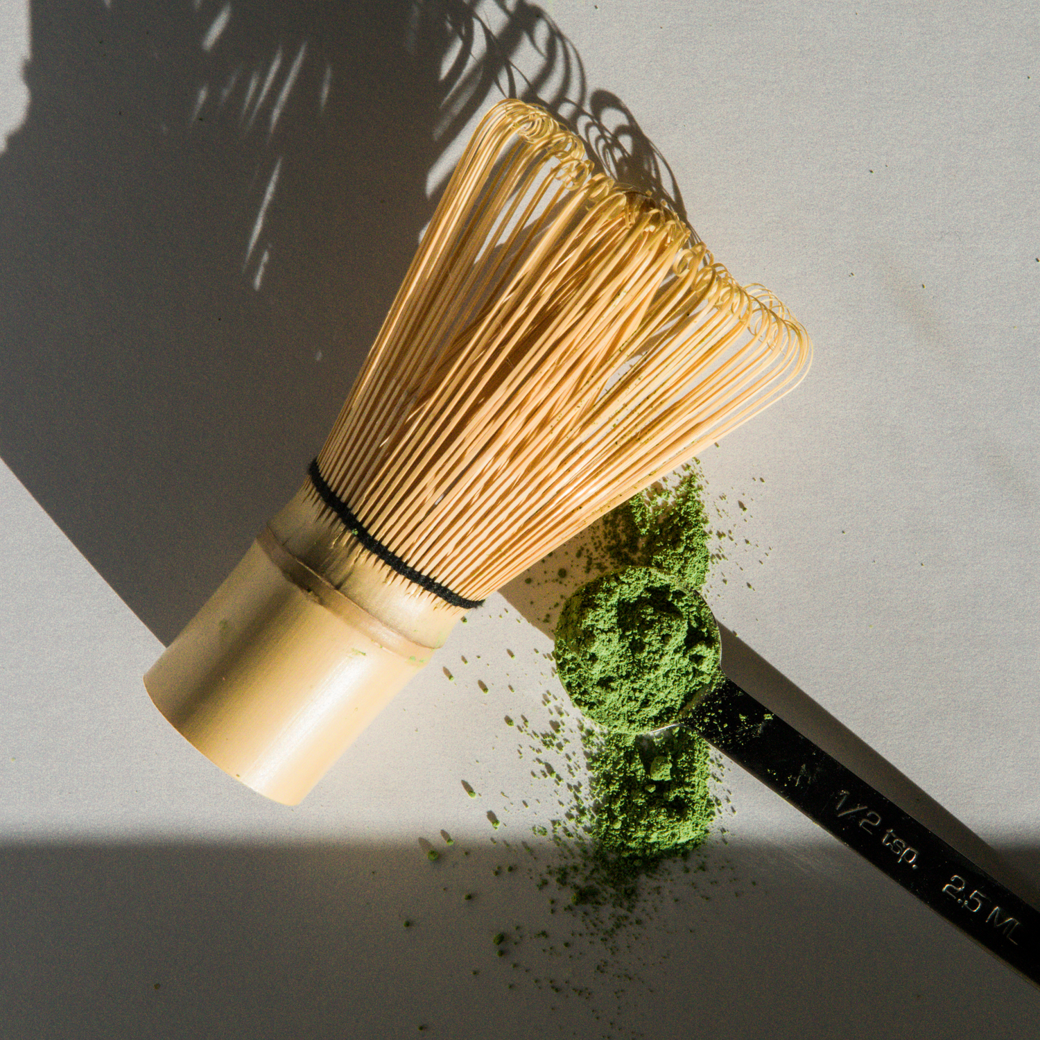 Chasen de bambú con té matcha en polvo