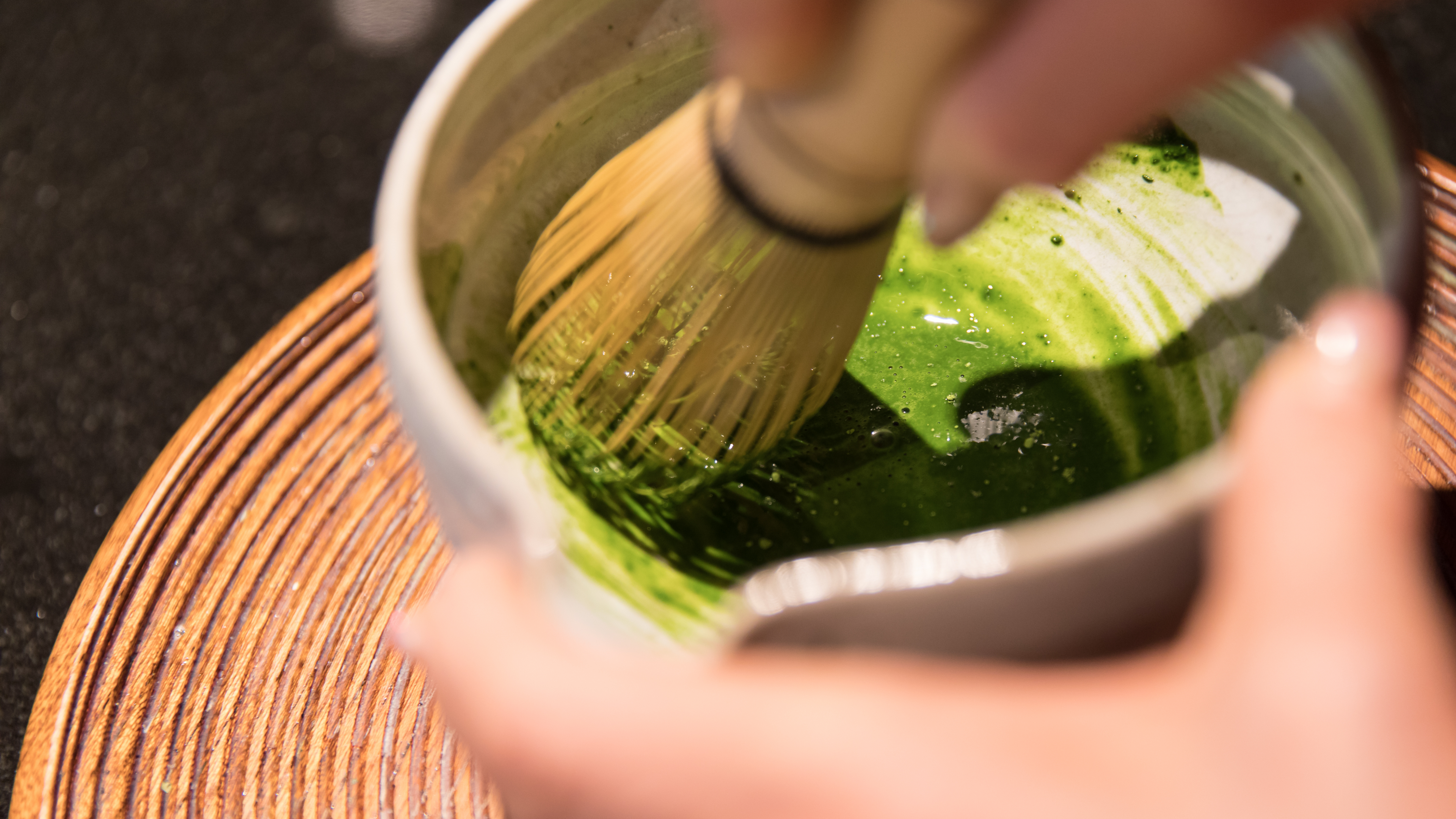 Chawan de cerámica con matcha premium y chasen de bambú