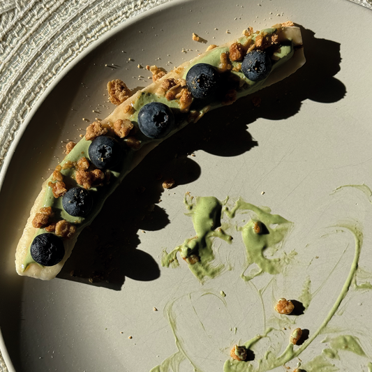 Merienda saludable de banana con té matcha y yogur