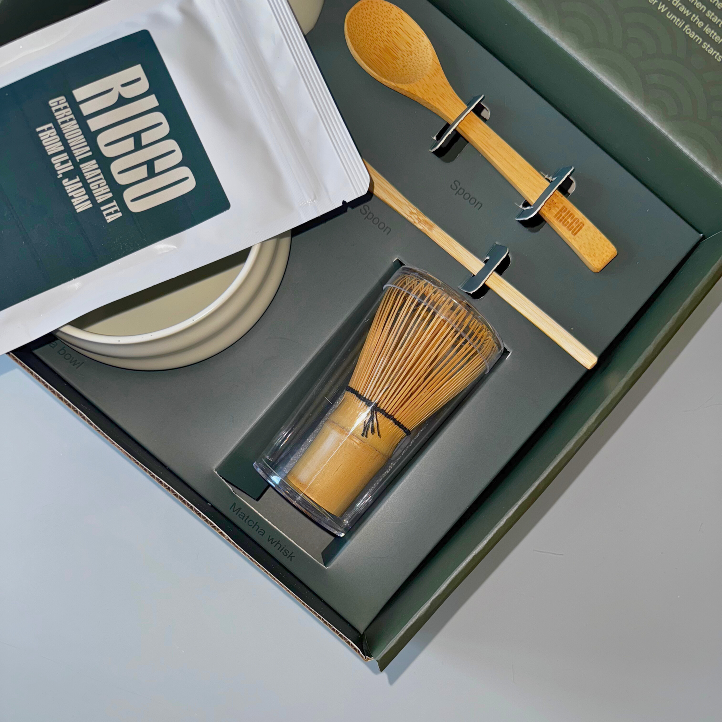 Utensilios de bambú para hacer te matcha