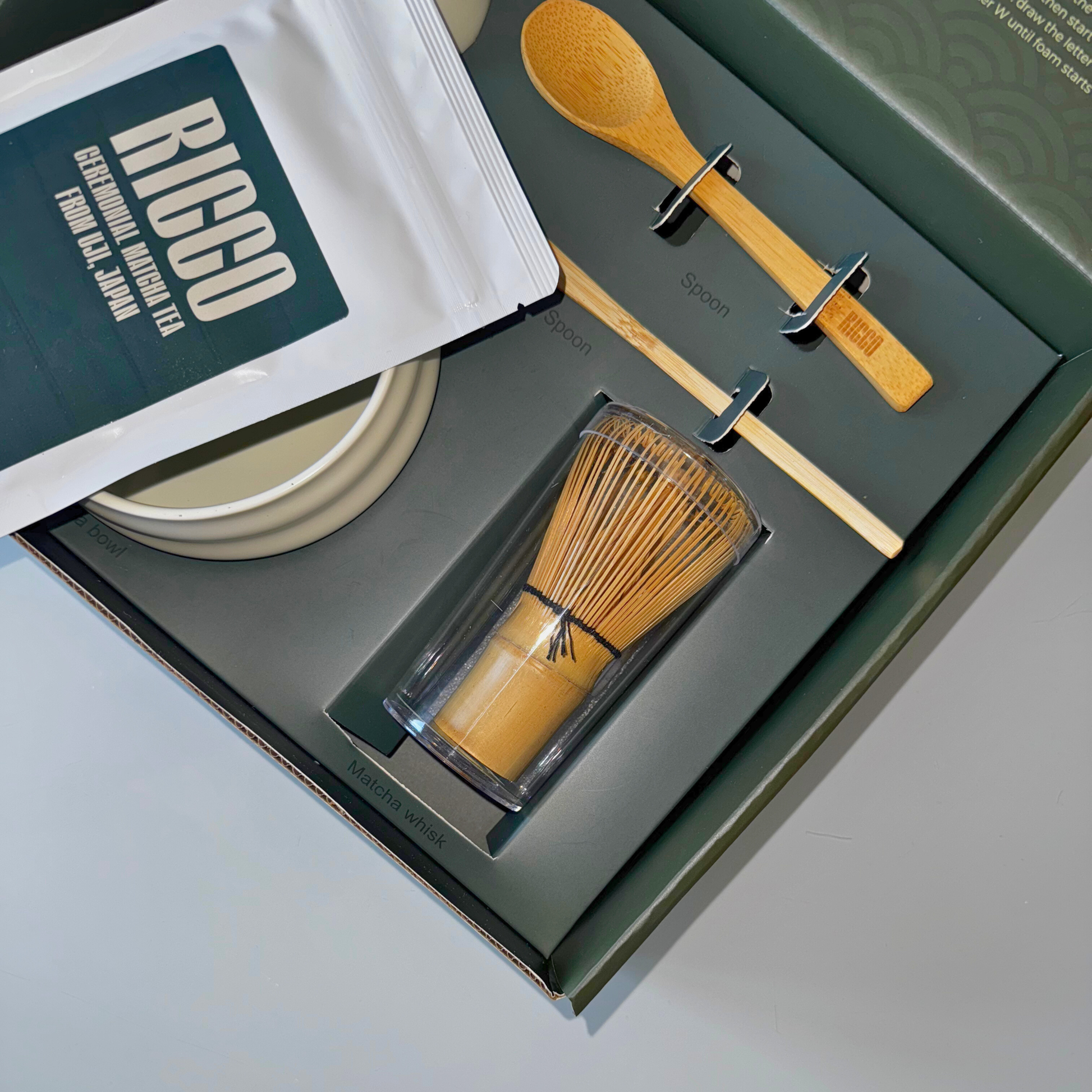 Utensilios de bambú para hacer te matcha